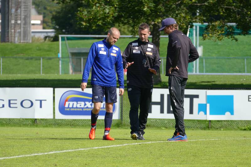 Mye dialog mellom kaptein Christian Grindheim og trenerne Ronny Deila og Morten Tandberg på fredagens VIF-trening.