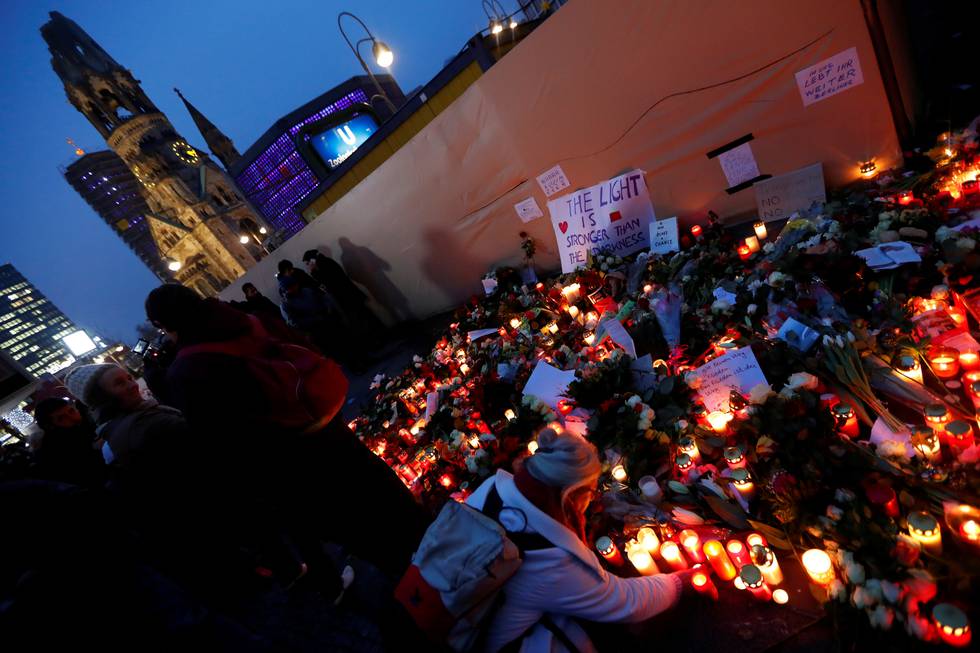 Julemarkedet i Berlin, der tolv mennesker ble drept mandag kveld, er fullt av tente lys og sørgende mennesker. 