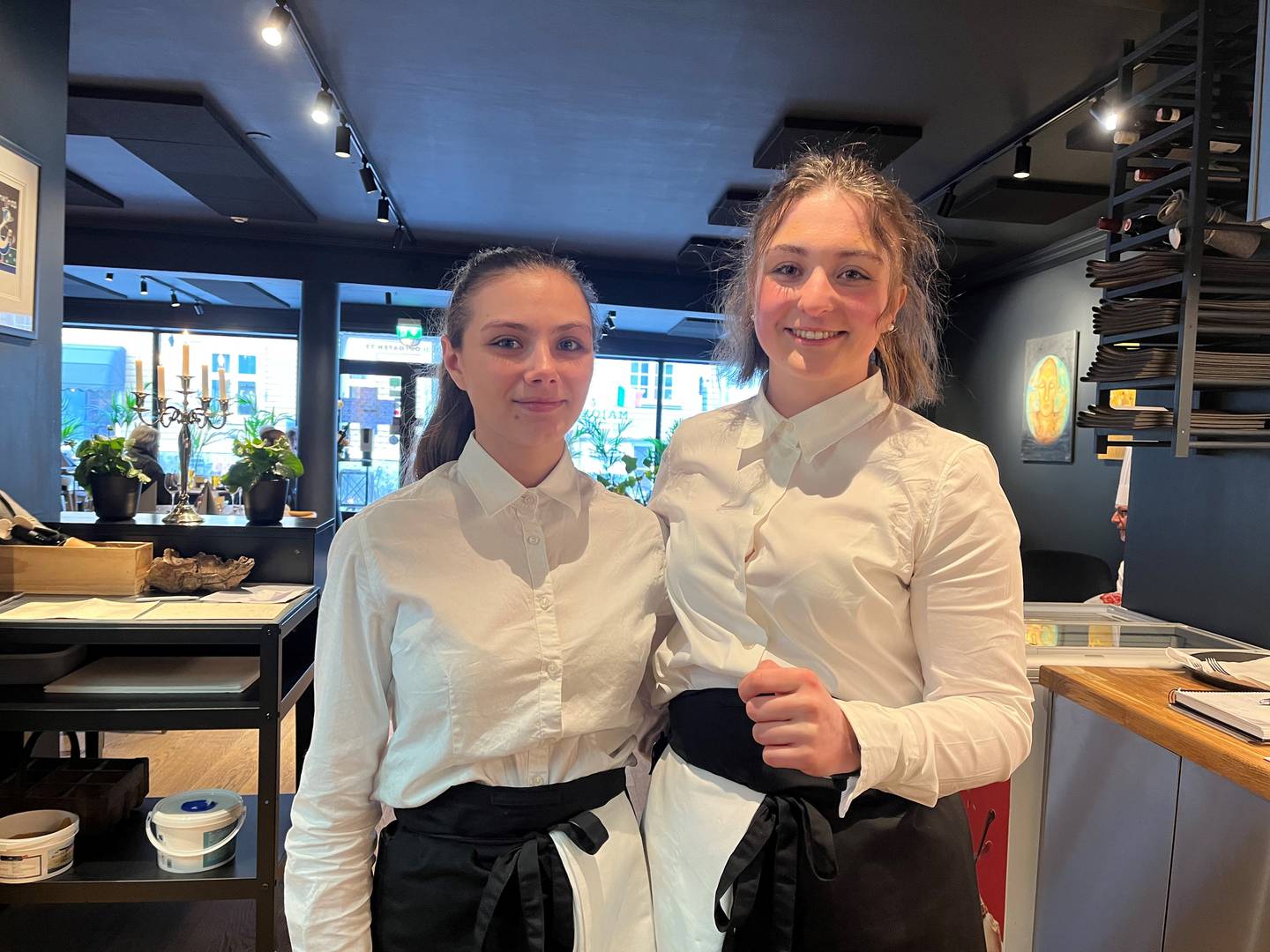 Kamila Aleksandra Rojewska (18) og Nora Tueng (17) har forberedt seg godt. Men de innrømmer at det er nytt og spennende. – Det er alle følelser på en gang, sier Rojewska.