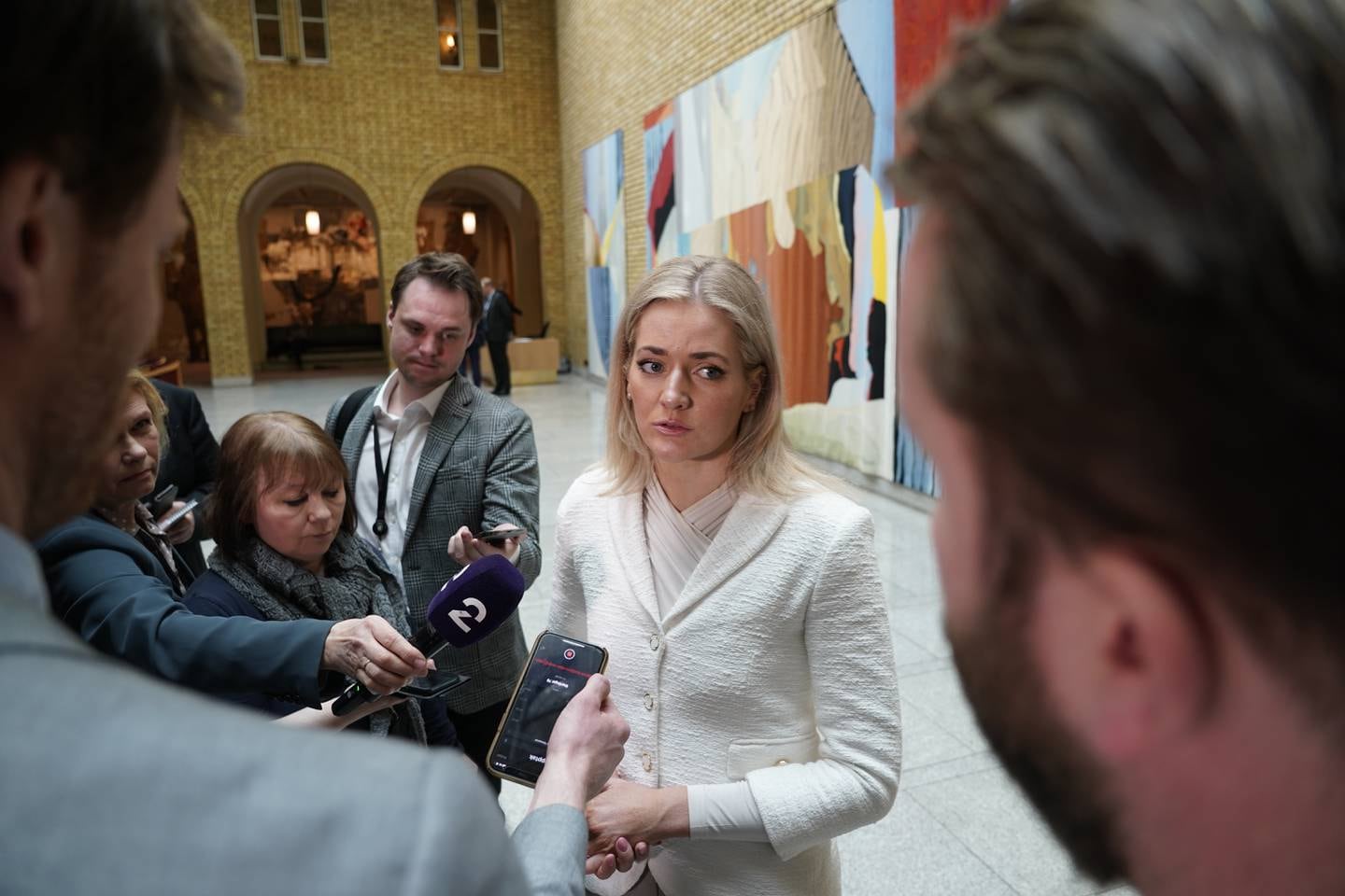 Justis- og beredskapsminister Emilie Enger Mehl kommenterer bombetrusselen på Stortinget onsdag.
Foto: Gorm Kallestad / NTB / NPK