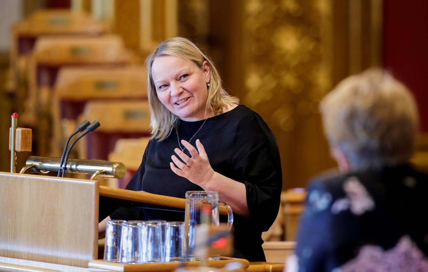 Oslo 20200205. 
Mona Fagerås (Sv) spør kunnskaps- og integreringsminister Trine Skei Grande i den muntlig spørretime.
Foto: Vidar Ruud / NTB