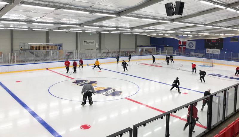 Is: Tirsdag var det endelig is i Grünerhallen og laget fikk seg en økt. 14. september er det serieåpning mot Narvik. FOTO: ESPEN H. RUSDAL