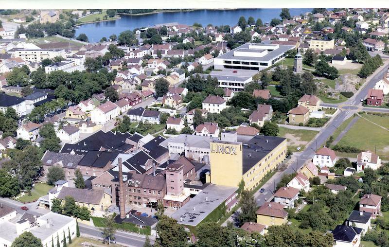 Helly-Hansen var en av de 14 plastfabrikkene i Moss i perioden 1960 til inn på 1980-tallet. Bedriften var kjent for sitt regntøy, plastfolier og skumplast, og i bygningen under Linox-tårnet, den delen som strekker seg fra Høienhaldgata og inn i Fjellveien, befant «Kalanderen» seg. Her ble det produsert plastfolier.