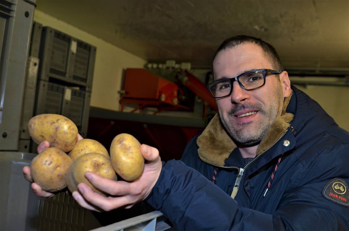 – 3.000 tonn poteter kvernes gjennom produksjonen hvert år. Mesteparten levert av lokale produsenter, forteller driftsleder Miroslav Stepanov.