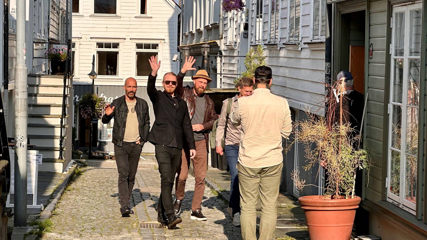 Kaizers vinket til køen av fans da de ankom popup-kafeen til bandet som nå skal i gang med 56 konserter i Stavanger, Oslo, Trondheim og Bergen.