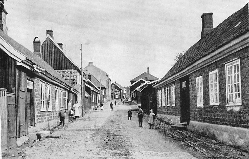 På området rundt Mossefossen var det stor industrivirksomhet, og her jobbet og bodde mange av byens arbeidere. På 1800-tallet var det stort alkoholforbruk i byens arbeiderklasse, mens "de kondisjonerte" tjente godt på spritproduksjon og handel.