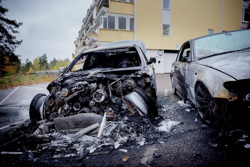 Utbrent: To BMW-er sto i brann et steinkast unna beboelsen på Mortensrud.
