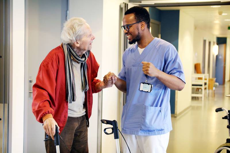 Cecil Pratt føler han valgte rett da han ble helserekrutt. Her er han sammen med Ivar Gjesteland (101) på Stokka sykehjem. FOTO: TONE HELENE OSKARSEN