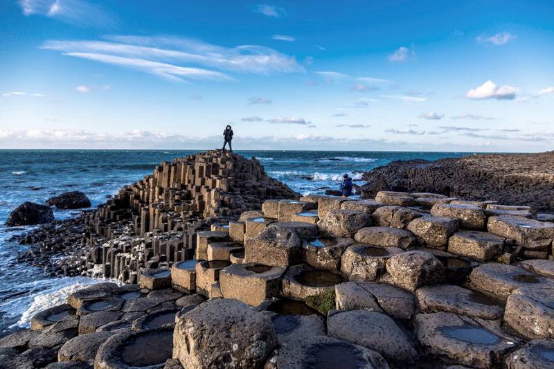 Giant’s Causeway på Antrim-kysten i Nord-Irland er blitt et populært turistmål. Området er dekket av tusenvis av basaltstaver. FOTO: NTB SCANPIX/L.M. SPENCER/SHUTTERSTOCK