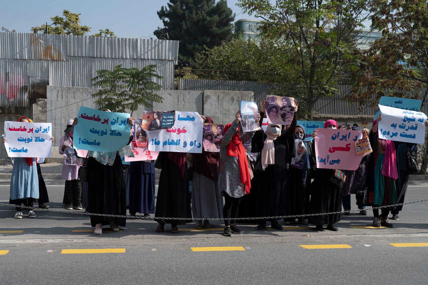 Det er holdt støttemarkeringer i en rekke land. I Afghanistan demonstrerte kvinner utenfor den iranske ambassaden i Kabul for å støtte protestene i Iran etter Aminis dødsfall.