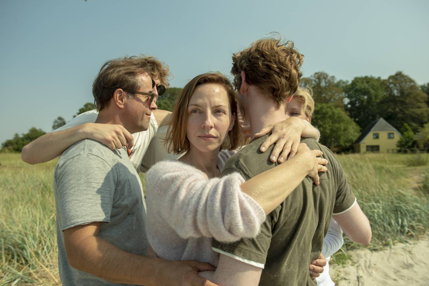 Sabine (Katharina Schüttler) og hennes tyske familie ryker uklar med sine danske venner når det skjer en ulykke på deres felles øyparadis Okseøyene, i den tyskdanske thrilleren «Under overflata».