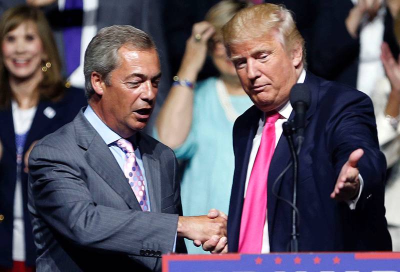 Bannon mener Trumps ideologi er global. Her er han med UKIPs Nigel Farage. 