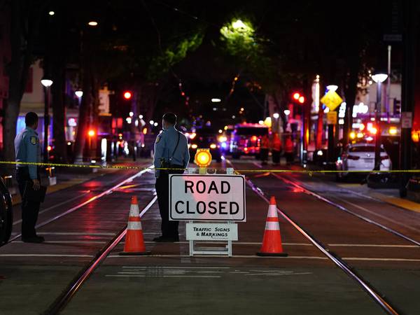 Seks drept og mange såret i Sacramento i USA