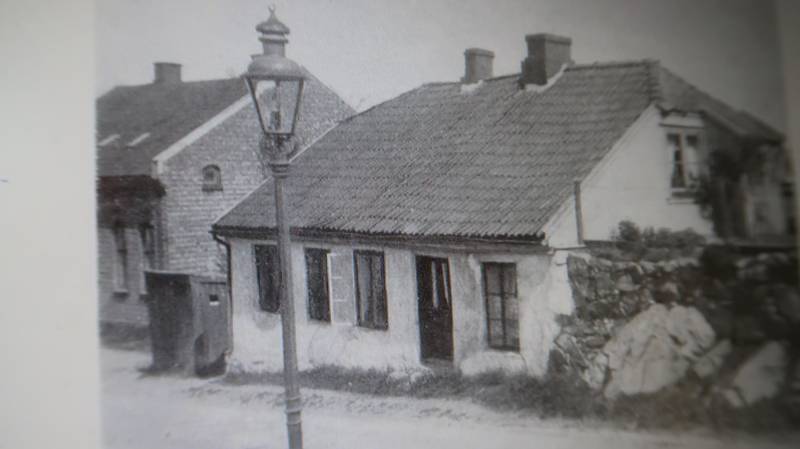 Gasslykt fra 1860 i Klostergata i Moss. Bygningen ble klat "Stuten".