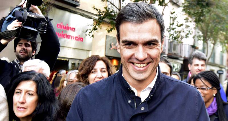 FLERE KONKURRENTER: Sosialistpartiet (PSOE) med leder Pedro Sanchez er ikke den eneste utfordrer til regjeringspartiet: to andre partier i opposisjon kjemper om velgerne. FOTO: NTB SCANPIX