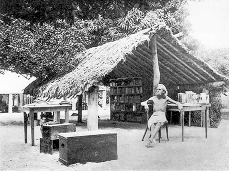 Engelhardt tok med seg 1.200 bøker til øya Kabakon og startet en ny religion basert på kokosnøtter og solskinn. Her er han fotografert foran sitt bibliotek.