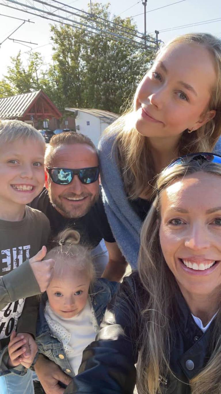 Familien med et foreløpig siste bilde sammen før Per Kristian Skaarberg reiser fra kona Birgit og de tre barna for å gå Norge på langs.