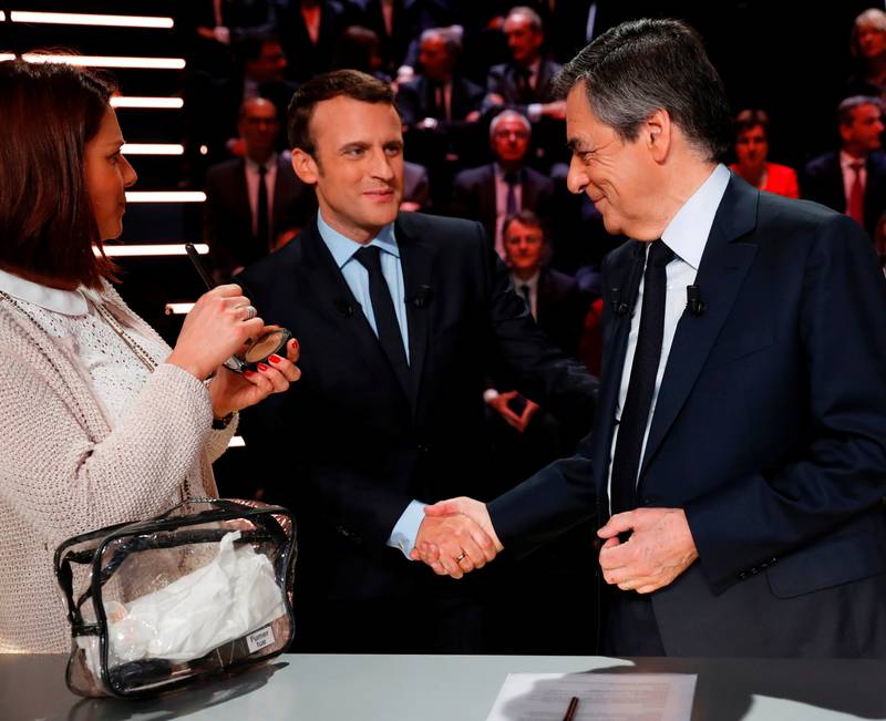 Emmanuel Macron hilser på republikanernes korrupsjonstiltalte kandidat Francois Fillon.