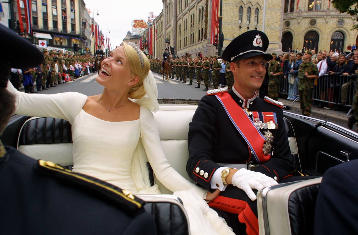 Kronprins Haakon og kronprinsesse Mette-Marit Tjessem Høiby på vei opp Karl Johan i åpen bil 25. august 2001. Samtidig jobbet Roy på Grand Hotel som huset kronprinsparets kongelige bryllupsgjester fra hele Europa.