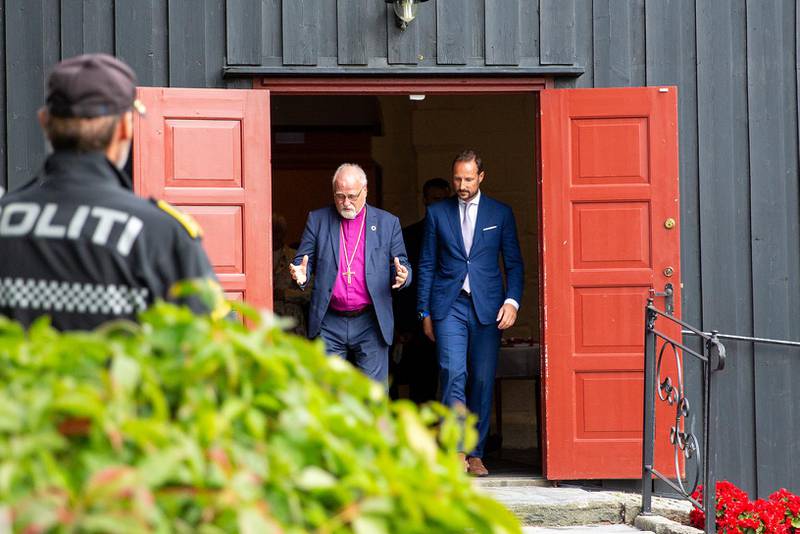 Biskop Atle Sommerfeldt i samtale med kronprins Haakon på vei ut av Rygge kirke.