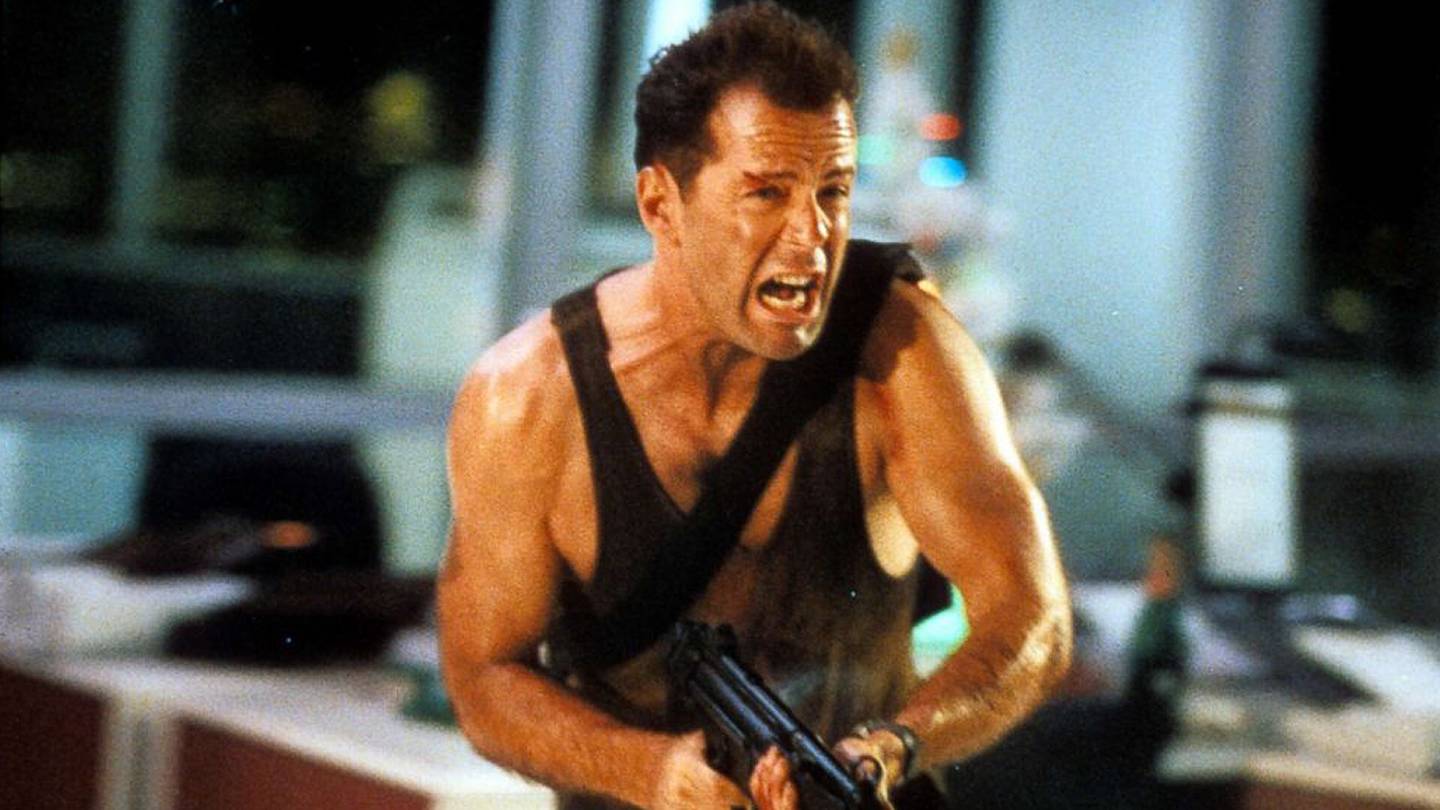 Det er mange år siden Bruce Willis avviste på det sterkeste at «Die Hard» er en julefilm. 35 år etter actionfilmen kom er det likevel liten tvil om at dette er en favoritt mange ser i jula. Det er jo jul når John McClane nedkjemper skurkene etasje for etasje i Nakatomi Plaza.