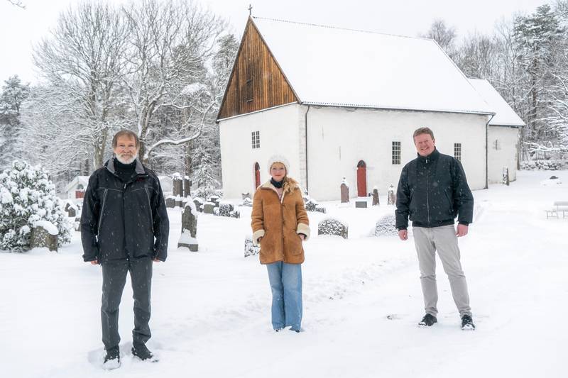 Ordfører i Hvaler kommune Mona Vauger (Ap) og rådmann Geir Kvisten ved Hvaler kirke. Einar Moland