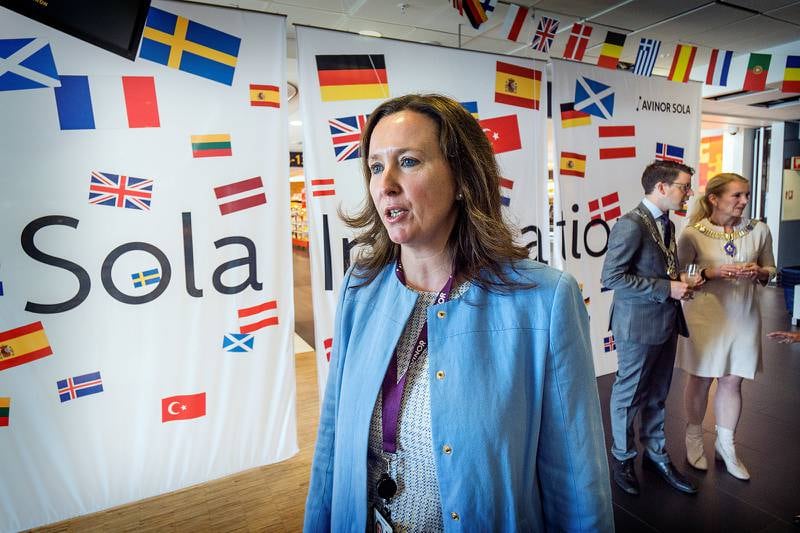 Sjef for forretningsutvikling, Elisabeth Strømstad, håper på flere flyselskaper og direkteruter fra den nye utenriksterminalen. Foto: Roy Storvik