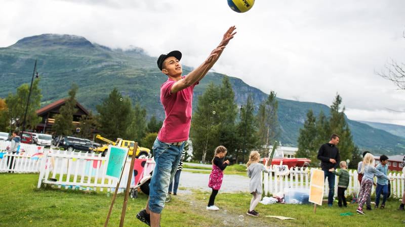 Arif Savari (17) fra Afghanistan brukte det meste av dagen til å spille volleyball med kameratene.