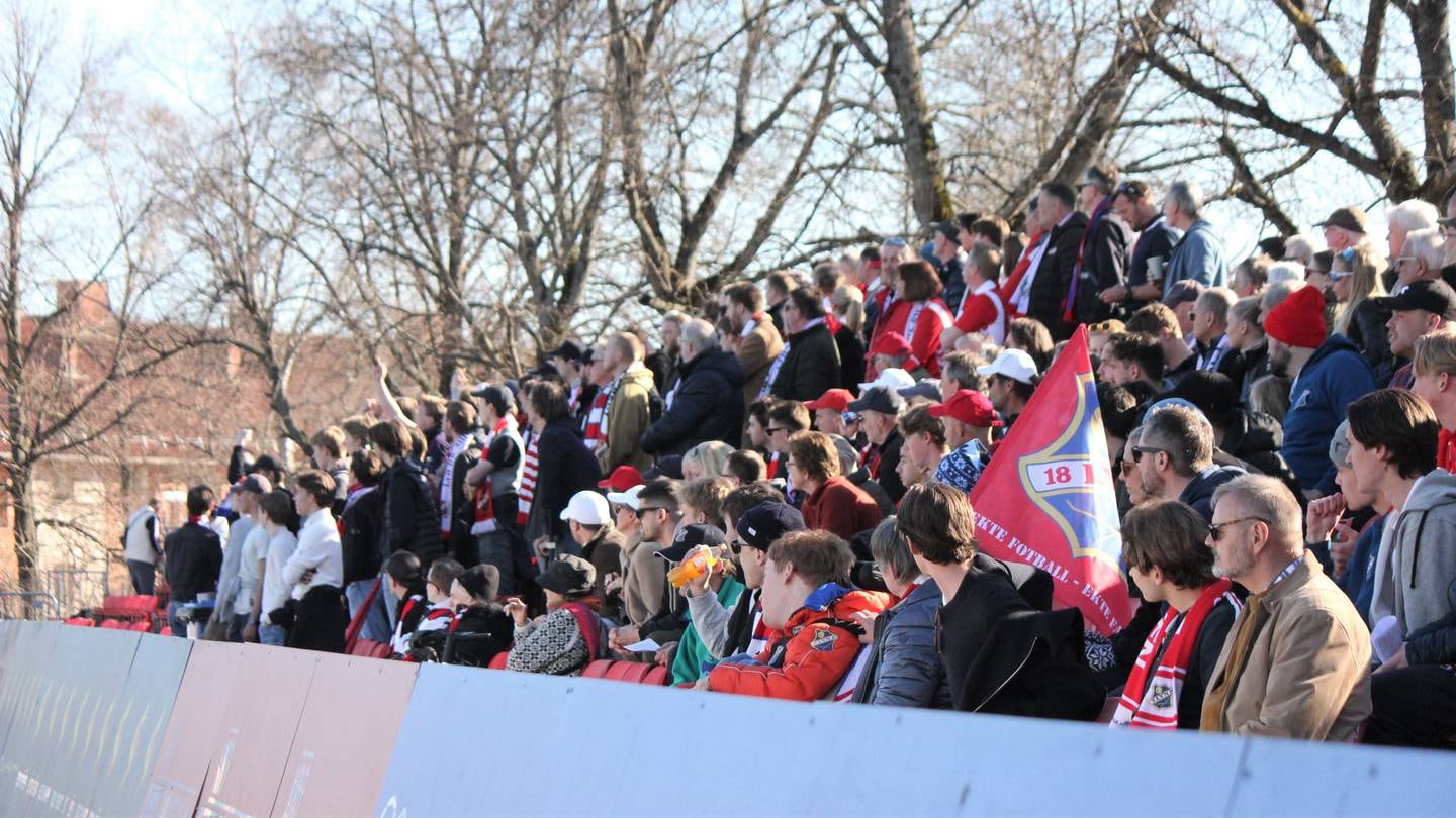 Lyn-bastionen og andre fans møtte opp for å støtte Lyn på deres nye hjemmebane i årets første hjemmekamp i 3. divisjon.