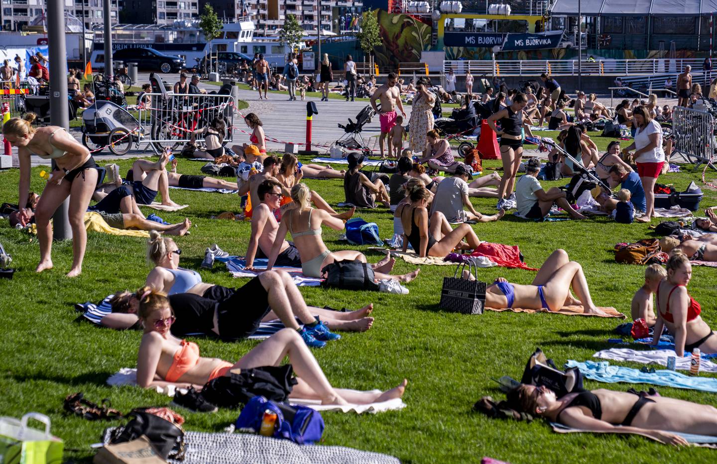 Oslo 20220620. 
Folk koser seg i solen under en nydelig sommervær på Operastranda i Oslo.
Foto: Javad Parsa / NTB