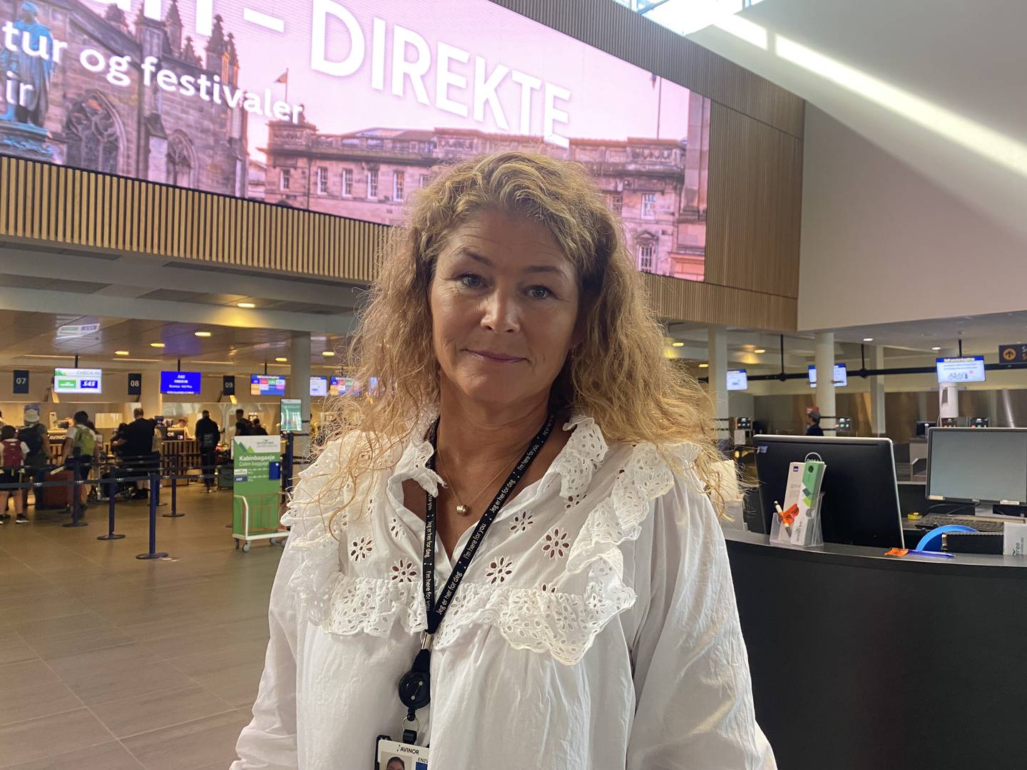 Lufthavndirektør Anette Sigmundstad forteller at flyplassen jobber med kommunen for å prioritere turismen.