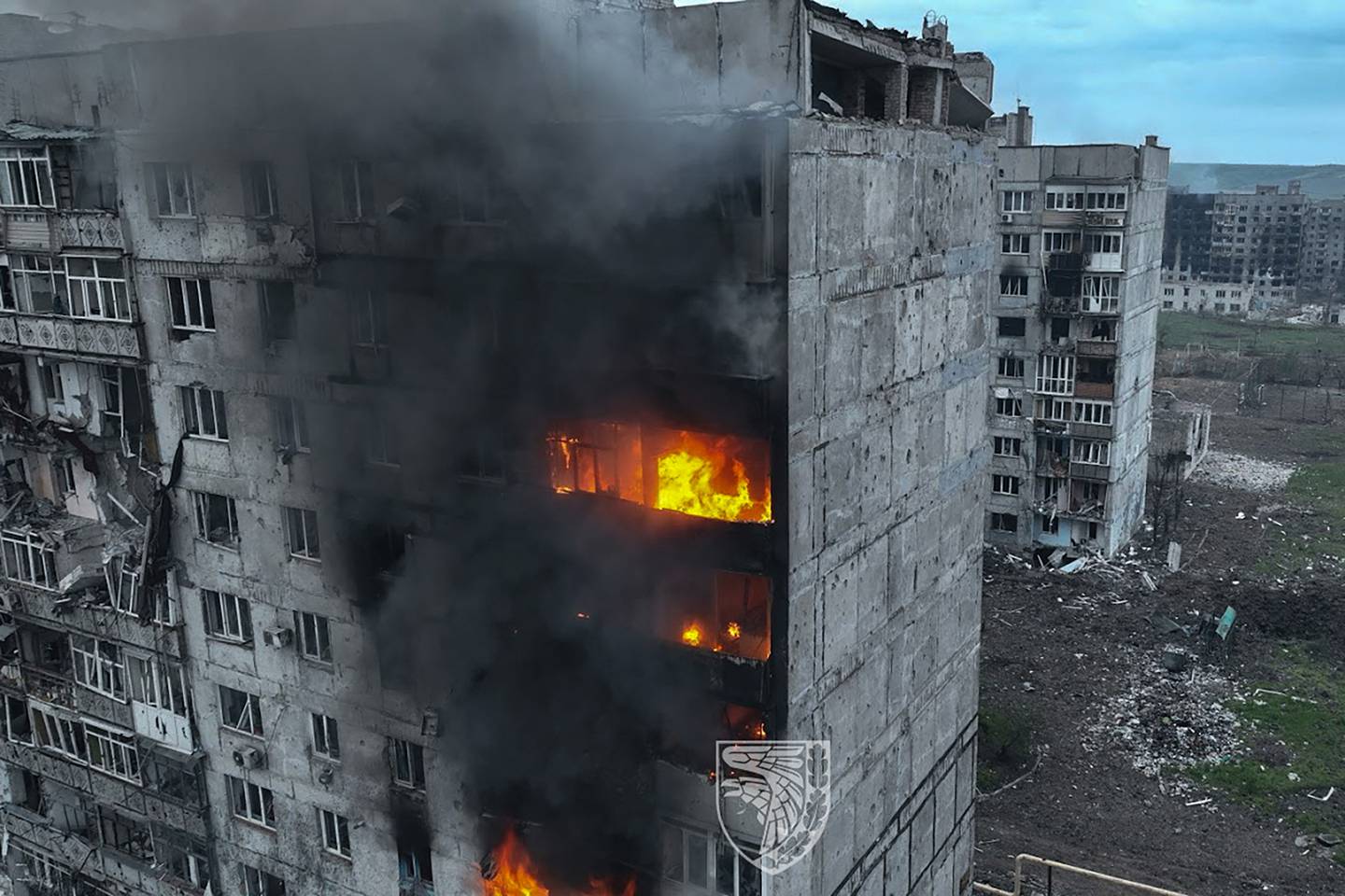 En boligblokk i Bakhmut står i brann etter et angrep. Bildet er levert fra den ukrainske hæren.