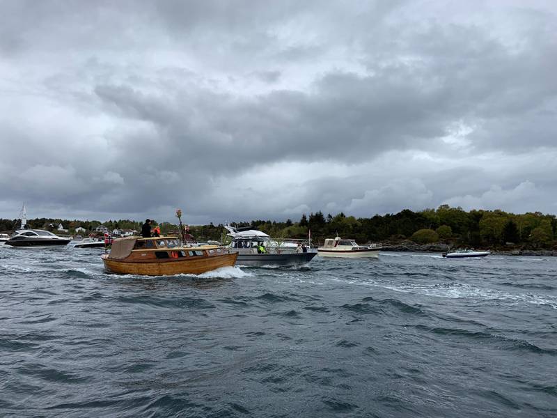 Det var ytterst folksomt på sjøen i går. Her er småbåter på vei fra Lundsvågen, i retning Grasholmen. MS «Rogaland» fikk svært mange i kjølvannet under årets alternative 17. mai-tog. Foto: Haldis Iren Johnsen