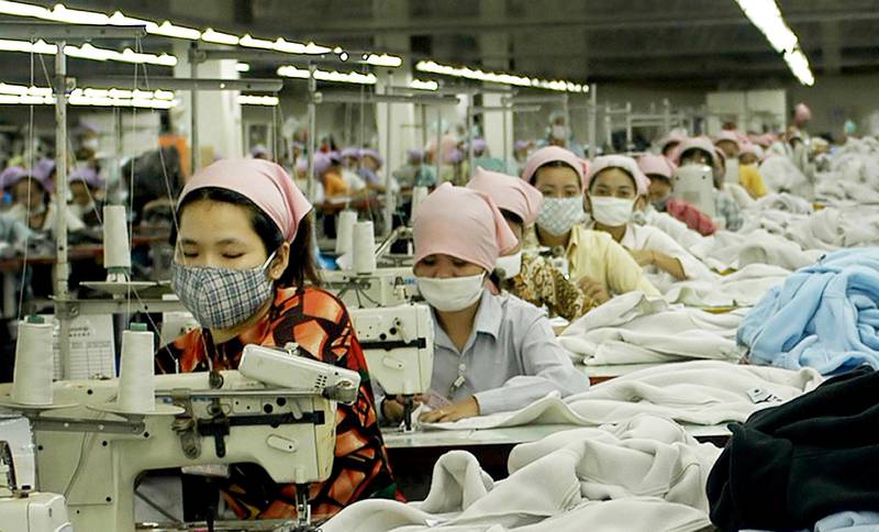 Kummerlige forhold: Tekstilarbeidere i land som Kambodsja jobber lange dager i varmen med svært lav lønn. Senest forrige uke besvimte over 100 arbeidere ved en fabrikk som følge av sprøytemiddelbruk på fabrikken de jobbet ved.