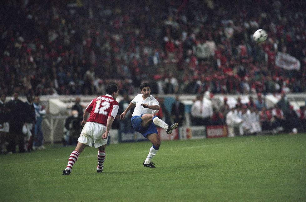 Den tidligere Tottenham-spilleren Mohamed Nayim scorer fra midtbanen mot  Arsenal i cupvinnercupen i 1995.