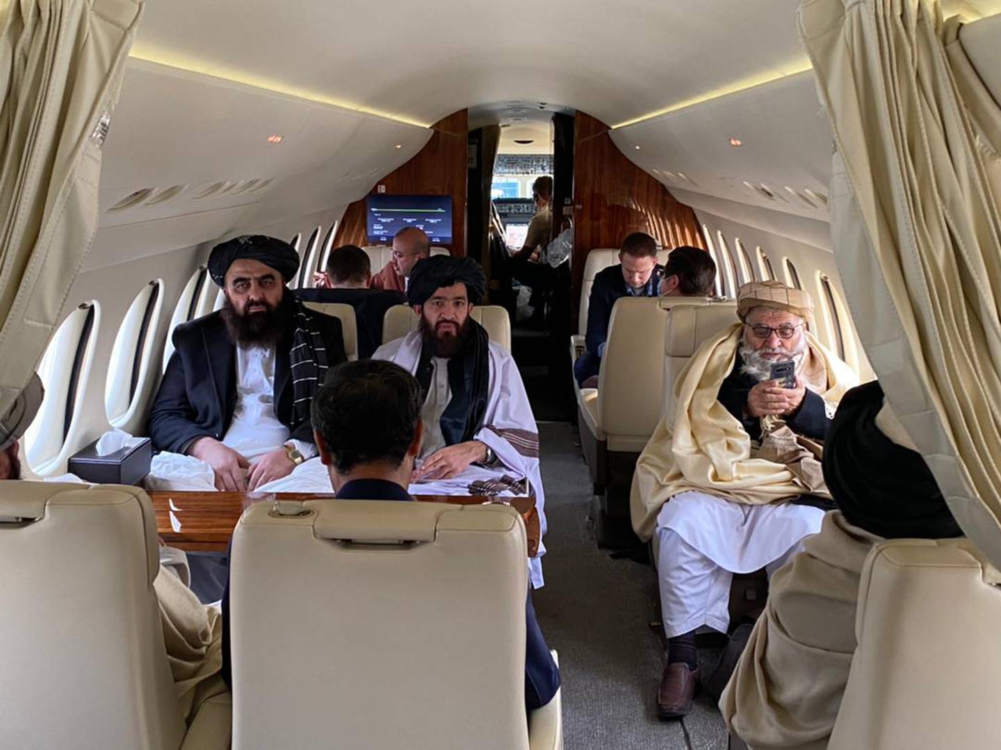 Talsperson i Taliban, Abdul Qahar Balkhi la ut dette bilde på Twitter lørdag ettermiddag som viser representanter fra Taliban på vei til Norge i et privatfly.