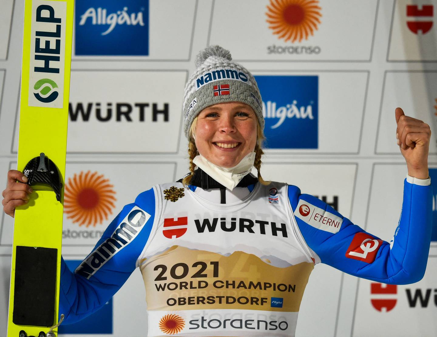 Maren Lundby etter VM-gullet i stor bakke i Oberstdorf sist vinter.