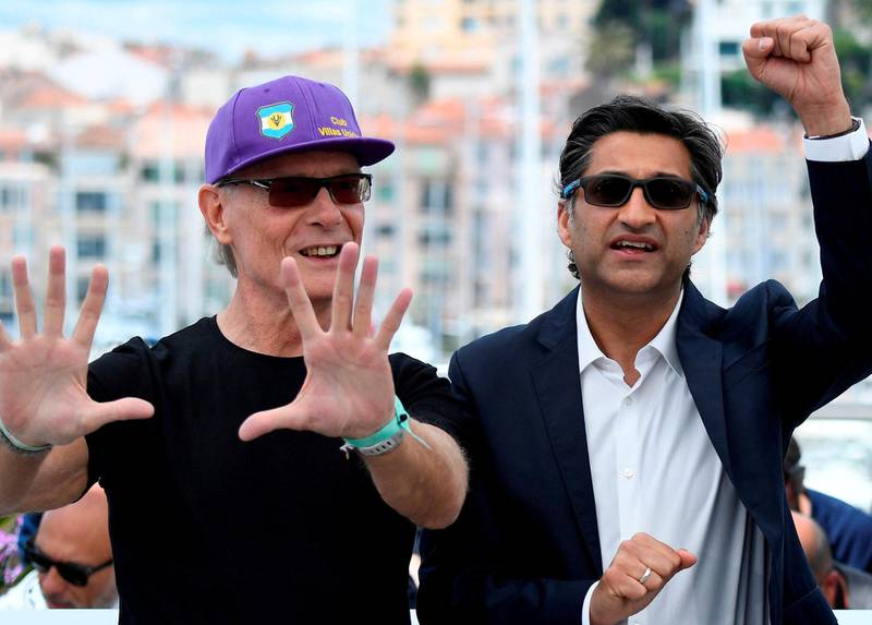 – Diego Maradona har vært en tøff utfordring for oss, forteller Asif Kapadia (til høyre) under filmfestivalen i Cannes. Her sammen med Maradonas tidligere personlige trener Fernando Signorini.