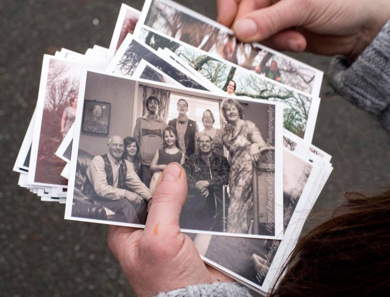 Siste bilde med gjengen: Tordy Jones viser bilder fra siste gang familien var samlet før faren døde av kols i september i fjor. Både Tordy Jones og samboeren hennes har kols selv.