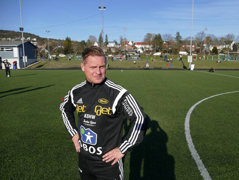 Skeid-trener Kjell Sverre Hansen Wold med hovedtribunen på Nordre Åsen i bakgrunnen. FOTO: PER ERIK MOEN