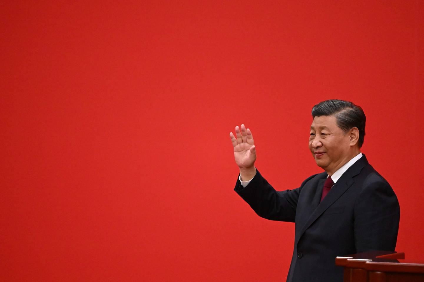 Xi Jinping foran rød bakgrunn.