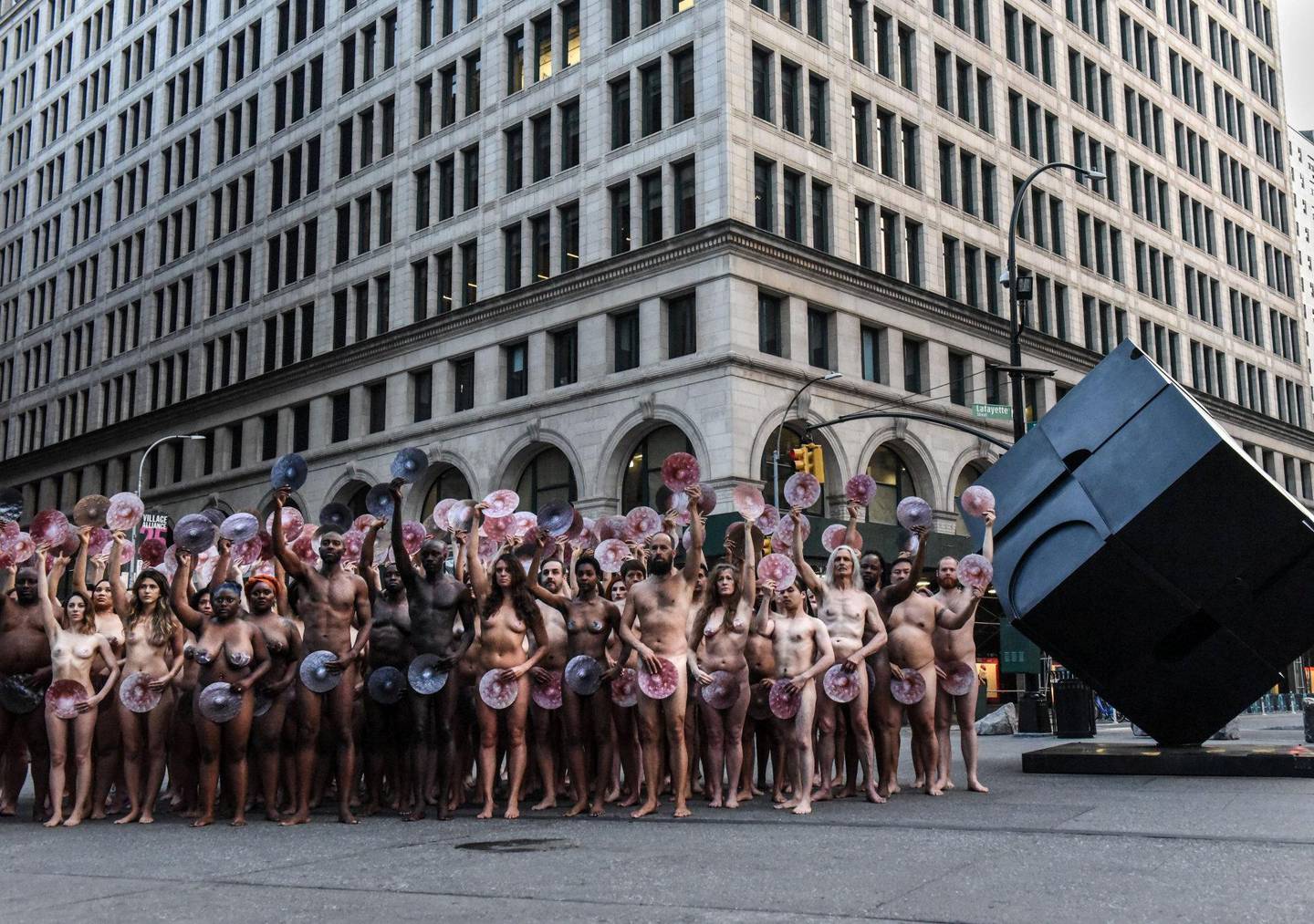 Facebook og instagrams sensur av bilder av nakenhet, inkludert klassiske kunstverk, skulpturer og statuer, har vakt reaksjoner og protester. Her fra en protest i regi av kunsteren Spencer Tunic utenfor Facebooks bygg i New York tidligere denne måneden: FOTO: STEPHANIE KEITH/AFP/NTB SCANPIX