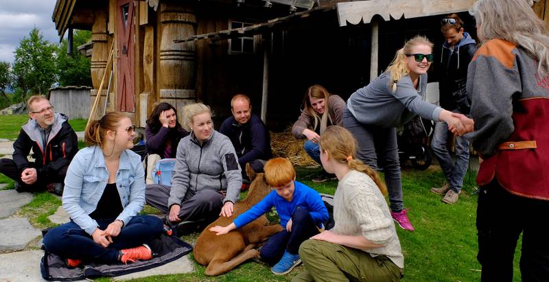 Barselgruppa: Det krever sine folk å redde en liten elgkalv. Her hilser Julie Sand på parkeier og daglig leder Tuva Thorson. Bakerst sitter Tine.