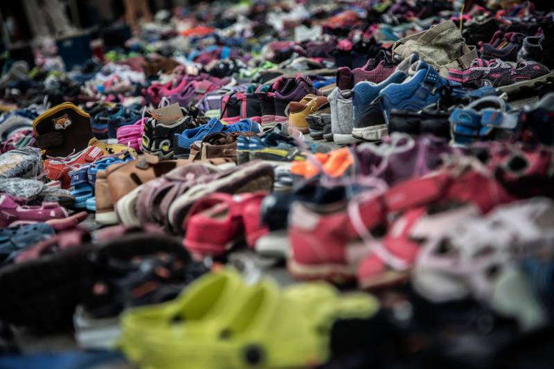 De 6007 parene med sko representerer barna som sitter fanget i flyktningleiren Moria.