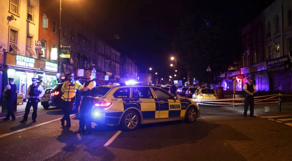 Politiet sperre av området etter at en mann kjørte en varebil inn i folkemengden ved en moské i London. En person er pågrepet.
