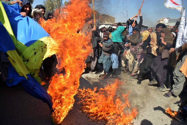 Demonstranter i Kandahar i Afghanistan brenner et svensk flagg 25. januar i år. Dette for å vise sin avsky over at den svensk-danske høyreekstremisten Rasmus Paludan fikk svenske myndigheters tillatelse til å brenne Koranen foran Tyrkias ambassade.