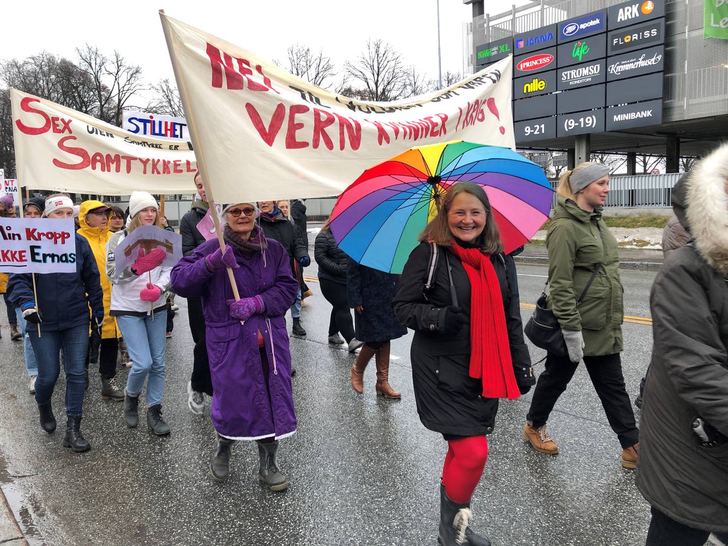 Kvinnedagen 2020 Drammen Tog 8. mars Kristin Sundet paroler Vern kvinner i krig.jpg