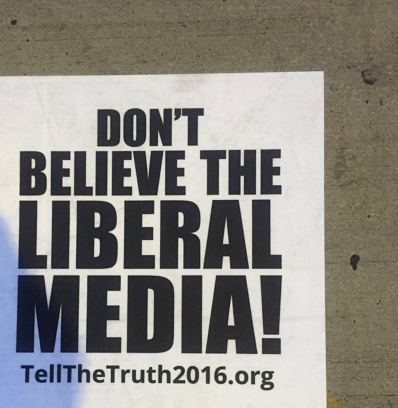 MISTRO: Ikke stol på venstreliberale medier, advarer plakater over hele Cleveland. 