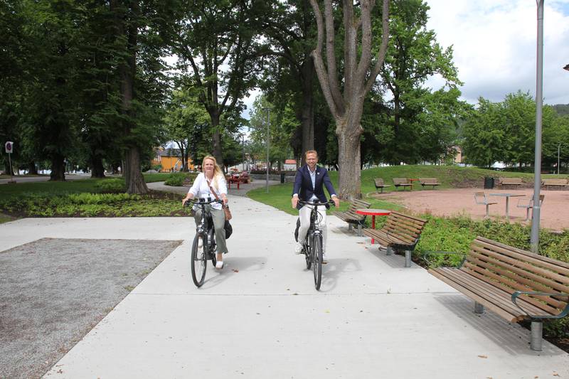 Gruppeleder for Drammen Høyre, Kristin Surlien, og kommunal- og moderniseringsminister Nikolai Astrup møttes for en sykkeltur for å se hvor kommunen skal lage ny sykkelsti.