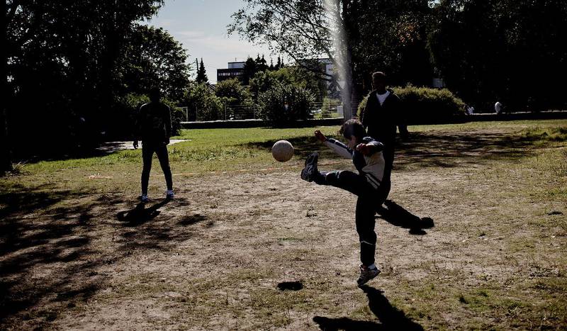  Alle de 27 høringsinstansene som uttalte seg på Stortinget i går, advarer mot å innføre innstrammingstiltak som de mener brutalt vil forverre situasjonen  for de enslige mindreårige          asylsøkerne. Her fra en reportasje i fjor høst der vi ser syriske asylsøkere spille fotball ved asylmottaket på Refstad i Oslo. FOTO: HILDE UNOSEN